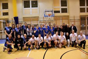 Uczestnicy Turnieju Piłki Siatkowej o Puchar Szefa Sztabu WOŚP po wręczeniu medali i pucharów.