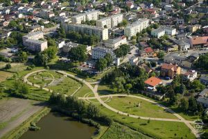 Nowy Park nad Moszczenicą z lotu ptaka, przed zagospodarowaniem zielenią