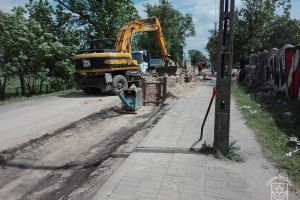 Remont chodnika przy ul. Brzezińskiej w Strykowie, w trakcie wykonania modernizacji kanalizacji deszczowej przy okazji...