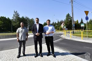 Odbiór III etapu budowy drogi łączącej DW 708 z drogą powiatową w Smolicach przez most na rzece Moszczenicy.