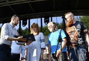 Burmistrz Strykowa Piotr Ślęzak wręcza nagrodę Grand Prix Kapeli Daniela.