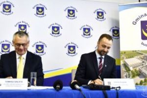 Podpisanie umowy na budowę CRS, 31.07.2024, Członek Zarządu MIRBUD S.A. Tomasz Sałata, Burmistrz Strykowa Piotr Ślęzak