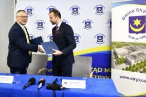 Podpisanie umowy na budowę CRS, 31.07.2024, Członek Zarządu MIRBUD S.A. Tomasz Sałata, Burmistrz Strykowa Piotr Ślęzak