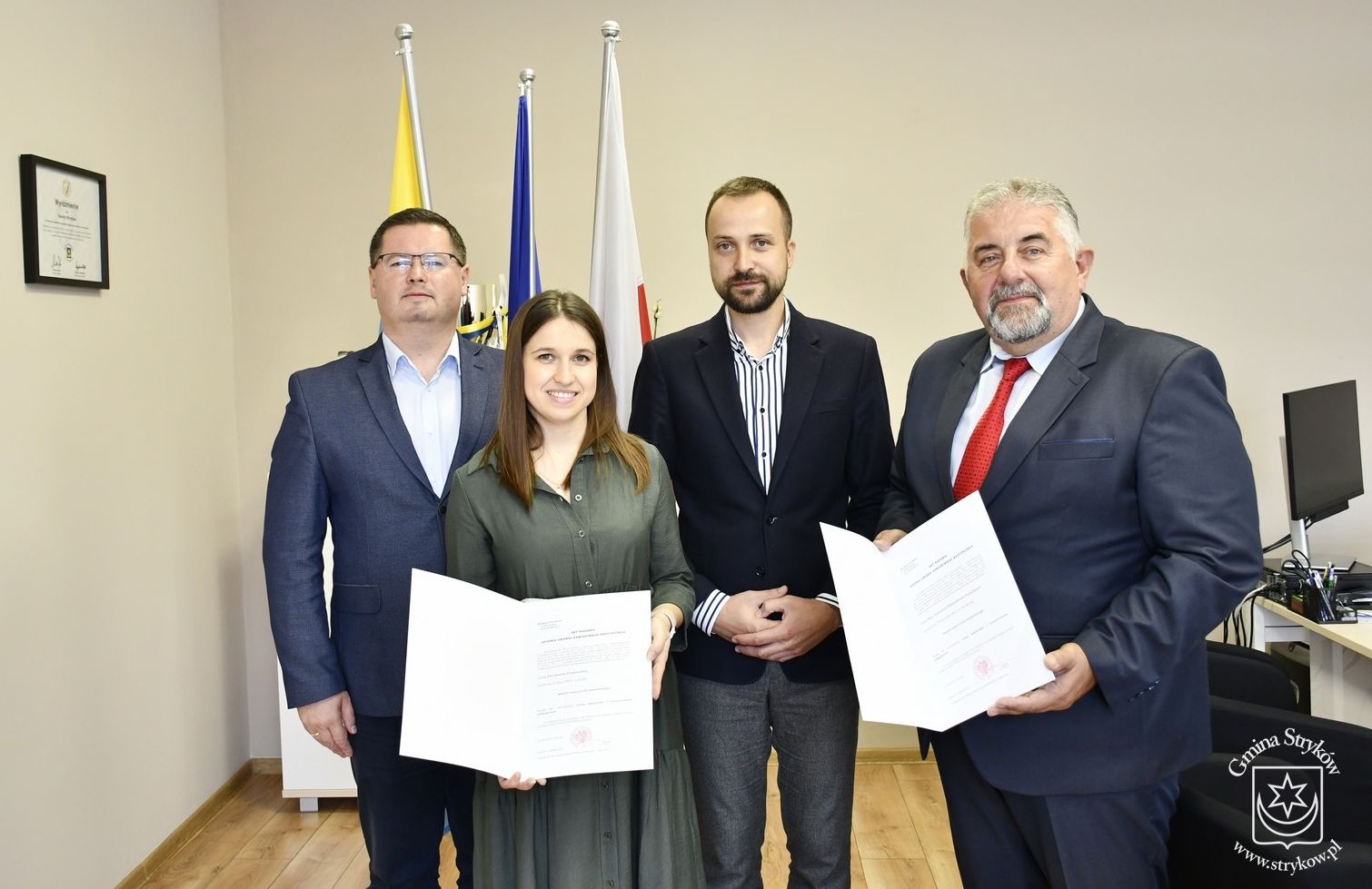 Zastępca Burmistrza Strykowa Adam Kaźmierczak, awansowani nauczyciele ZS Nr 1 w Bratoszewicach Joanna Potakowska oraz Pan...