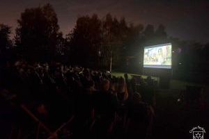 Seans kina plenerowego w parku nad Moszczenicą, 30.08.2024