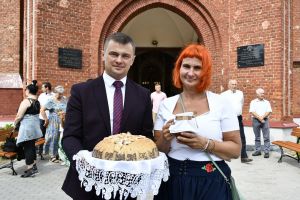 Dożynki Gminne w Lipce 2024. Starostowie Marzena Serafińska i Krzysztof Pawlak