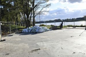 Modernizacja wschodniej części zalewu, w trakcie wykonania nowego placu zabaw na terenie po skateparku