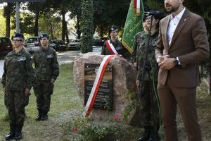 Odsłonęcie tablicy upamiętniającej posesora Dobieszkowa Cypriana Żabickiego i jego brata Stanisława Żabickiego