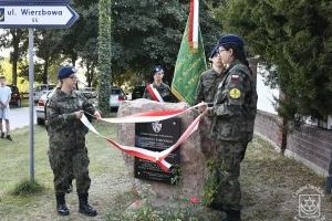 Odsłonęcie tablicy upamiętniającej posesora Dobieszkowa Cypriana Żabickiego i jego brata Stanisława Żabickiego