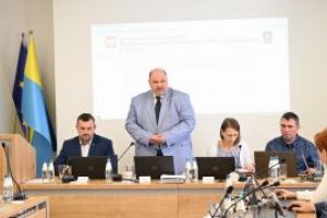 XIII Sesja RM w Strykowie. Głos zabiera Przewodniczący RM w Strykowie Damian Drzewiecki.