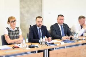 XIII Sesja RM w Strykowie. Głos zabiera Burmistrz Strykowa Piotr Ślęzak.