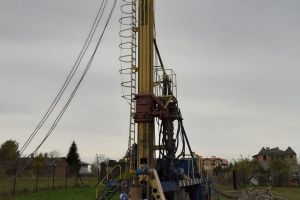 Budowa dodatkowej studni w Koźlu na terenie SUW, w trakcie budowy studni metodą udarowo-okrętną z materiałami na...