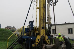 Budowa dodatkowej studni w Koźlu na terenie SUW, w trakcie budowy studni metodą udarowo-okrętną