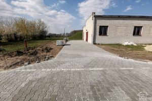 Budowa dodatkowej studni w Koźlu na terenie SUW, w trakcie wykonania utwardzenia terenu wokół nowej studni przez ZGKiM