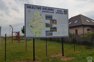 Tablica informacyjna w sołectwie Kiełmina
