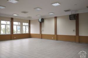 Świetlica wiejska w Ciołku, sala główna po pomalowaniu oraz położeniu mozaiki żywicznej