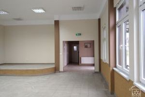Świetlica wiejska w Ciołku, sala główna po pomalowaniu oraz położeniu mozaiki żywicznej