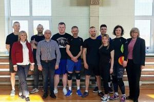 Drużyna mieszkańców Gminy Stryków z gospodarzami i gośćmi turnieju