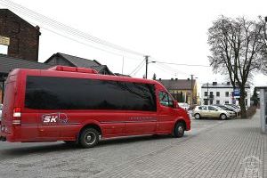 Bus świadczący usługi komunikacji gminnej na przystanku w centrum Strykowa