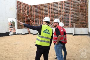 Pan Mateusz Janowski oprowadzany przez Burmistrza Strykowa Piotra Ślęzaka po budowie CRS