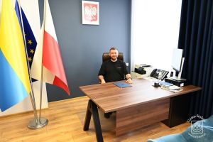 Pan Mateusz Janowski w fotelu Burmistrza Strykowa