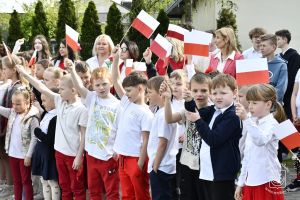 Korowód majowy ulicami Strykowa - SP nr 2 w Strykowie
