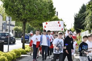 Korowód majowy ulicami Strykowa - SP nr 2 w Strykowie
