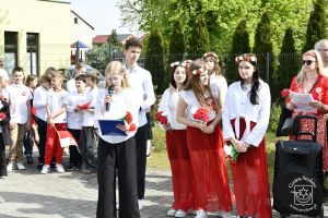 Korowód majowy ulicami Strykowa - SP nr 2 w Strykowie