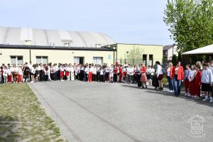 Korowód majowy ulicami Strykowa - SP nr 2 w Strykowie