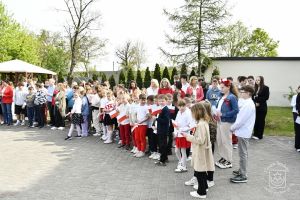 Korowód majowy ulicami Strykowa - SP nr 2 w Strykowie