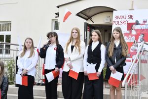 Korowód majowy ulicami Strykowa - SP nr 2 w Strykowie