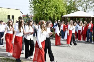 Korowód majowy ulicami Strykowa - SP nr 2 w Strykowie