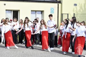 Korowód majowy ulicami Strykowa - SP nr 2 w Strykowie