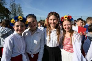 Korowód majowy ulicami Strykowa - SP nr 2 w Strykowie