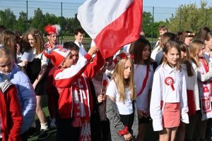 Korowód majowy ulicami Strykowa - SP nr 2 w Strykowie