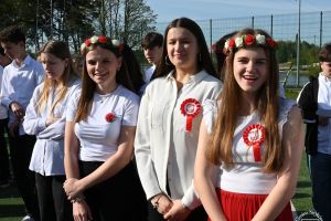 Korowód majowy ulicami Strykowa - SP nr 2 w Strykowie