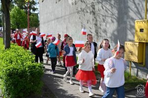 Korowód majowy ulicami Strykowa - SP nr 2 w Strykowie