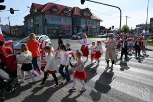 Korowód majowy ulicami Strykowa - SP nr 2 w Strykowie