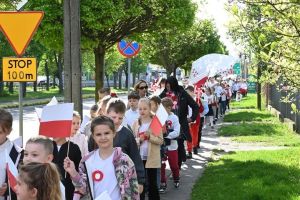 Korowód majowy ulicami Strykowa - SP nr 2 w Strykowie