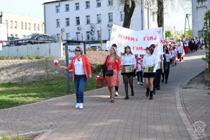 Korowód majowy ulicami Strykowa - SP nr 2 w Strykowie