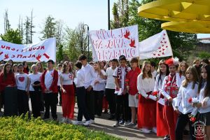 Korowód majowy ulicami Strykowa - SP nr 2 w Strykowie
