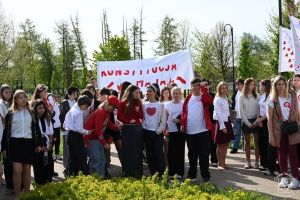 Korowód majowy ulicami Strykowa - SP nr 2 w Strykowie