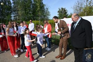 Korowód majowy ulicami Strykowa - SP nr 2 w Strykowie