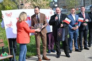 Korowód majowy ulicami Strykowa - SP nr 2 w Strykowie