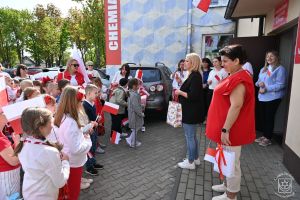 Korowód majowy ulicami Strykowa - SP nr 2 w Strykowie