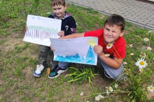 Malowanie na trawie w SP Koźle