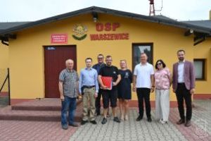 Burmistrz Strykowa Piotr Ślęzak, przedstawiciele UM Stryków, przedstawiciele mieszkańców i OSP Warszewice, wykonawca...