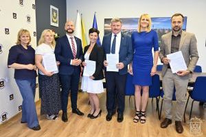 DOFINANSOWANIA NA INWESTYCJE W SOŁECTWACH - PODPISANIE UMÓW