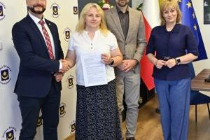 DOFINANSOWANIA NA INWESTYCJE W SOŁECTWACH - PODPISANIE UMÓW