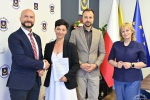 DOFINANSOWANIA NA INWESTYCJE W SOŁECTWACH - PODPISANIE UMÓW